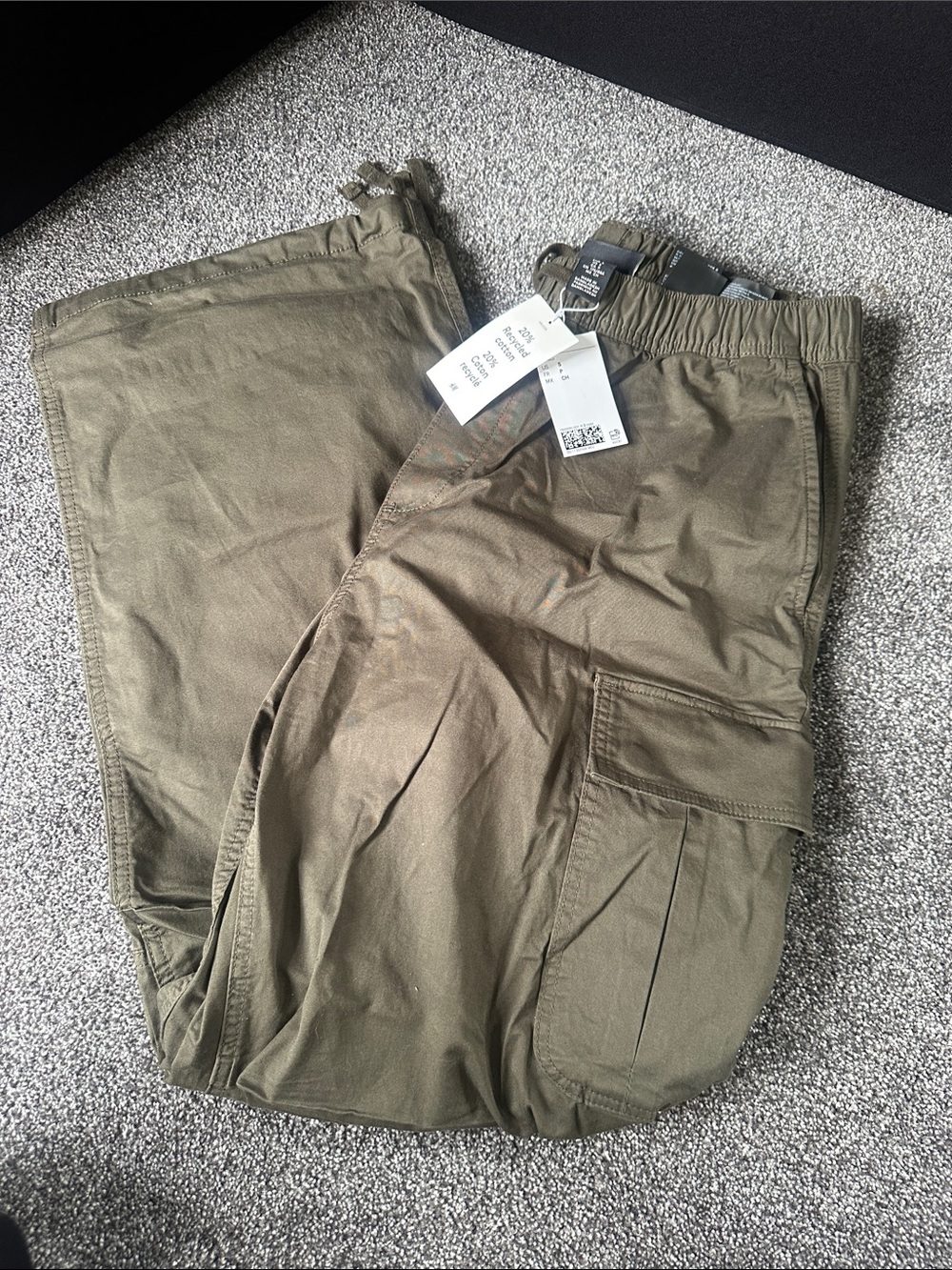 Men's loose fit coupe amble Cargo Pants in Olive Green